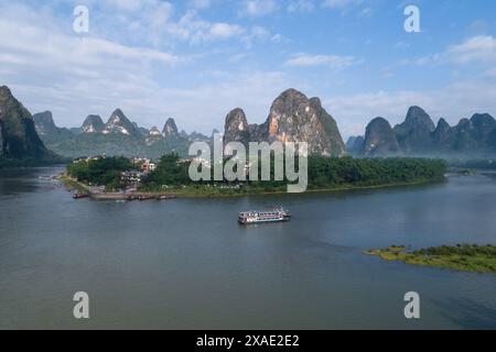 Comté de Yangshuo, ville de Guilin, Guangxi, Chine - 27 mai 2023 : photographie aérienne du paysage naturel de la rivière Li dans la ville antique de Xingping Banque D'Images