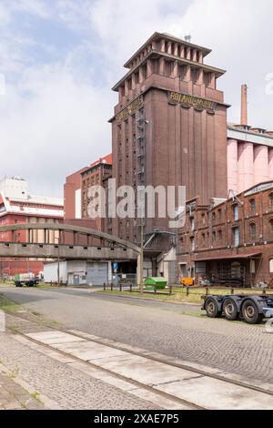 Brême, Allemagne – 25 avril 2024 : bâtiment historique Roland-Mühle dans le Getreidehafen (port céréalier) propriété de Roland Mills United GmbH & Co. KG Banque D'Images