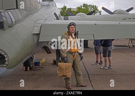 Reenactor se tient devant le Boeing B-17G Flying Fortress 'Sally B' au Duxford d-Day 80 week-end 1er juin 2024 Banque D'Images