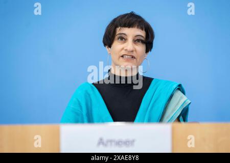 Tahera Ameer, direction de la Fondation Amadeu Antonio, a enregistré lors d'une conférence de presse à la Maison de la Conférence de presse fédérale sur le thème : alliances antisémites après le 7 octobre - rapport de situation de la société civile sur l'antisémitisme à Berlin, le 6 juin 2024. Banque D'Images