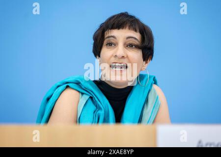 Tahera Ameer, direction de la Fondation Amadeu Antonio, a enregistré lors d'une conférence de presse à la Maison de la Conférence de presse fédérale sur le thème : alliances antisémites après le 7 octobre - rapport de situation de la société civile sur l'antisémitisme à Berlin, le 6 juin 2024. Banque D'Images