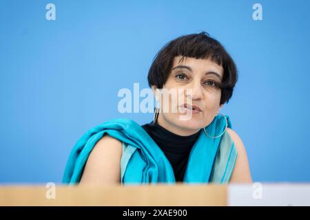 Tahera Ameer, direction de la Fondation Amadeu Antonio, a enregistré lors d'une conférence de presse à la Maison de la Conférence de presse fédérale sur le thème : alliances antisémites après le 7 octobre - rapport de situation de la société civile sur l'antisémitisme à Berlin, le 6 juin 2024. Banque D'Images
