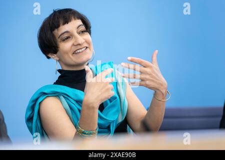 Tahera Ameer, direction de la Fondation Amadeu Antonio, a enregistré lors d'une conférence de presse à la Maison de la Conférence de presse fédérale sur le thème : alliances antisémites après le 7 octobre - rapport de situation de la société civile sur l'antisémitisme à Berlin, le 6 juin 2024. Banque D'Images