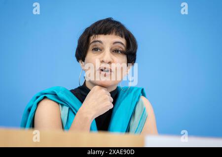 Tahera Ameer, direction de la Fondation Amadeu Antonio, a enregistré lors d'une conférence de presse à la Maison de la Conférence de presse fédérale sur le thème : alliances antisémites après le 7 octobre - rapport de situation de la société civile sur l'antisémitisme à Berlin, le 6 juin 2024. Banque D'Images