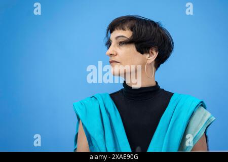 Tahera Ameer, direction de la Fondation Amadeu Antonio, a enregistré lors d'une conférence de presse à la Maison de la Conférence de presse fédérale sur le thème : alliances antisémites après le 7 octobre - rapport de situation de la société civile sur l'antisémitisme à Berlin, le 6 juin 2024. Banque D'Images
