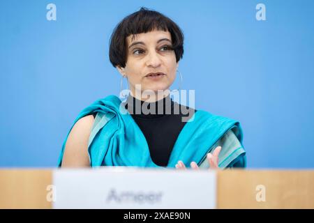 Tahera Ameer, direction de la Fondation Amadeu Antonio, a enregistré lors d'une conférence de presse à la Maison de la Conférence de presse fédérale sur le thème : alliances antisémites après le 7 octobre - rapport de situation de la société civile sur l'antisémitisme à Berlin, le 6 juin 2024. Banque D'Images