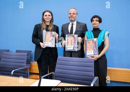 Tahera Ameer, direction de la Fondation Amadeu Antonio, Dr Felix Klein, commissaire du gouvernement fédéral pour la vie juive en Allemagne et la lutte contre l’antisémitisme et Ariel Elbert, direction de Keshet Allemagne, ont enregistré lors d’une conférence de presse à la Maison de la Conférence de presse fédérale sur le sujet: alliances antisémitisme après le 7 octobre - rapport de situation de la société civile sur l'antisémitisme à Berlin, 6 juin 2024. Banque D'Images