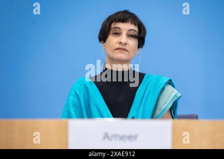 Tahera Ameer, direction de la Fondation Amadeu Antonio, a enregistré lors d'une conférence de presse à la Maison de la Conférence de presse fédérale sur le thème : alliances antisémites après le 7 octobre - rapport de situation de la société civile sur l'antisémitisme à Berlin, le 6 juin 2024. Banque D'Images