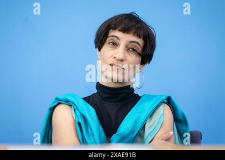 Tahera Ameer, direction de la Fondation Amadeu Antonio, a enregistré lors d'une conférence de presse à la Maison de la Conférence de presse fédérale sur le thème : alliances antisémites après le 7 octobre - rapport de situation de la société civile sur l'antisémitisme à Berlin, le 6 juin 2024. Banque D'Images