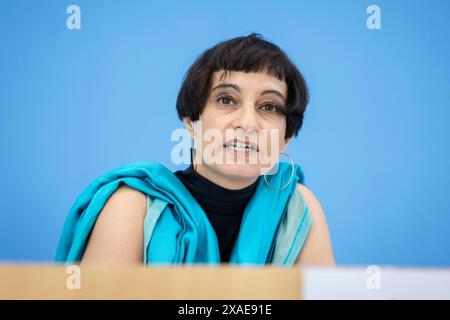 Tahera Ameer, direction de la Fondation Amadeu Antonio, a enregistré lors d'une conférence de presse à la Maison de la Conférence de presse fédérale sur le thème : alliances antisémites après le 7 octobre - rapport de situation de la société civile sur l'antisémitisme à Berlin, le 6 juin 2024. Banque D'Images