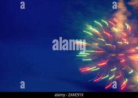 Un feu d'artifice coloré dans le ciel bleu Banque D'Images