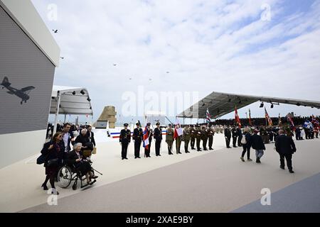 Saint Laurent sur mer, France, 06/06/2024, Saint Laurent sur mer, France. 06 juin 2024. Une cérémonie internationale sur la plage d’Omaha dans le cadre de la commémoration du 80e anniversaire du débarquement de Normandie, à Saint-Laurent-sur-mer, France, jeudi 06 juin 2024. Aujourd'hui, il y a exactement 80 ans que l'opération Overlord a commencé en Normandie (jour J), l'opération des Alliés contre l'occupation de l'Europe occidentale par l'Allemagne nazie. L'opération annonçait la fin de la seconde Guerre mondiale. BELGA PHOTO DIRK WAEM crédit : Belga News Agency/Alamy Live News Banque D'Images