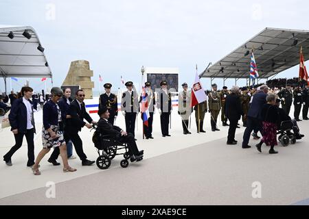 Saint Laurent sur mer, France, 06/06/2024, Saint Laurent sur mer, France. 06 juin 2024. Une cérémonie internationale sur la plage d’Omaha dans le cadre de la commémoration du 80e anniversaire du débarquement de Normandie, à Saint-Laurent-sur-mer, France, jeudi 06 juin 2024. Aujourd'hui, il y a exactement 80 ans que l'opération Overlord a commencé en Normandie (jour J), l'opération des Alliés contre l'occupation de l'Europe occidentale par l'Allemagne nazie. L'opération annonçait la fin de la seconde Guerre mondiale. BELGA PHOTO DIRK WAEM crédit : Belga News Agency/Alamy Live News Banque D'Images