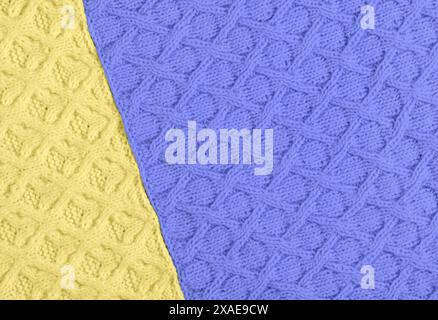 Fond violet et jaune tricoté. Grand tricot avec un motif. Gros plan d'une couverture tricotée. Maquette pour les offres spéciales comme la publicité ou d'autres idées Banque D'Images