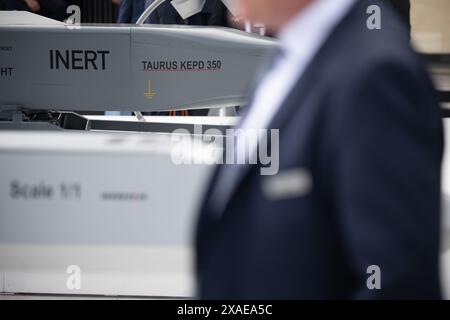 06 juin 2024, Brandenburg, Schönefeld : un modèle du missile de croisière Taurus KEPD-350 de Taurus Systems GmbH sera exposé sur le stand MDBA Deutschland à l'aéroport de Berlin Brandenburg (BER) pendant l'exposition aérospatiale internationale (ILA). Le salon aura lieu du 5 au 9 juin 2024 sous la devise «Pioneering Aerospace». Photo : Sebastian Christoph Gollnow/dpa Banque D'Images