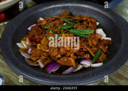 Cuisine chinoise traditionnelle repas gastronomique ou cuisine locale tribu culturelle tofu sauté avec viande et pâte de Chili servir les clients goûtent Banque D'Images