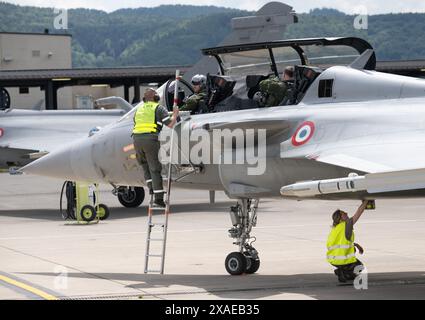 Ramstein, Allemagne. 06 juin 2024. Les pilotes se préparent au décollage dans le cadre d’un exercice à grande échelle impliquant de nombreux avions de chasse de plusieurs pays de l’OTAN à la base aérienne américaine de Ramstein. L'exercice vise à renforcer la capacité de coopérer au sein des forces aériennes. Crédit : Boris Roessler/dpa/Alamy Live News Banque D'Images