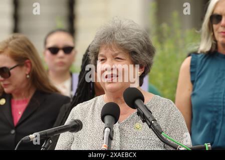 Washington, DC, États-Unis. 04 juin 2024. Lois Frankel (d-Fla.) Intervient lors d'une conférence de presse en faveur de la Loi sur le droit à la contraception. Banque D'Images