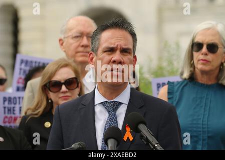 Washington, DC, États-Unis. 04 juin 2024. Rép. Américain Pete Aguilar (d-Californie) Intervient lors d'une conférence de presse en faveur de la Loi sur le droit à la contraception. Banque D'Images