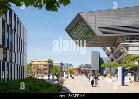 Vienne, Autriche - bloc administratif et bureau du recteur par CRAB Studio & bibliothèque par Zaha Hadid pour WU / Université d'économie et de commerce de Vienne Banque D'Images