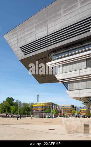 Vienne, Autriche - bloc administratif et bureau du recteur par CRAB Studio & bibliothèque par Zaha Hadid pour WU / Université d'économie et de commerce de Vienne Banque D'Images