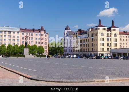 Vyborg, Russie - 27 mai 2024 : Vyborg vue sur la place rouge par une journée ensoleillée, les gens marchent dans la rue près du monument de Lénine Banque D'Images