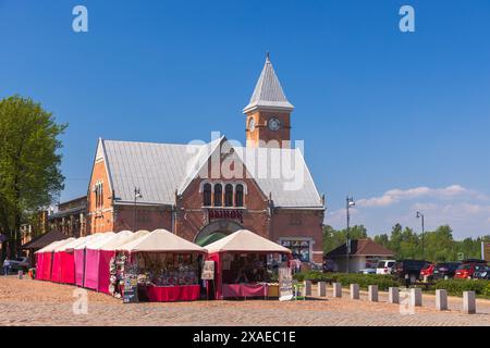 Vyborg, Russie - 27 mai 2024 : ancienne façade de bâtiment de marché, les gens marchent dans la rue Banque D'Images