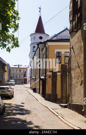 Vyborg, Russie - 27 mai 2024 : Vyborg vue sur la rue de la vieille ville, photo verticale de la rue Krasnoflotskaya Banque D'Images