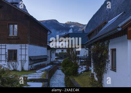 Photographie de la petite ville autrichienne de Hallstatt dans les montagnes alpines lors d'une soirée ensoleillée d'hiver Banque D'Images