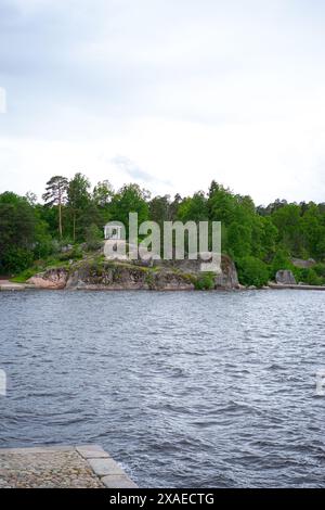 Panorama de lac forestier. Lac parmi la forêt sur une journée d'été ensoleillée. Panorama d'un lac dans les bois. Panorama d'un lac sauvage avec une forêt solide sur Banque D'Images