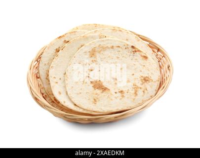 Savoureuses tortillas maison dans un panier en osier isolé sur blanc Banque D'Images