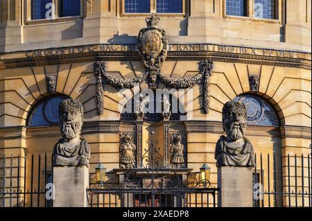 Sheldonian Theatre and Philosophers Heads University of Oxford England UK Banque D'Images