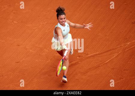 Jasmine Paolini, d'Italie, joue un tir direct contre Elena Rybakina, du Kazakhstan, lors du match de finale du quart de finale en simple féminin le jour 11 à Roland Garros le 5 juin 2024 à Paris, en France. (Photo de QSP) Banque D'Images