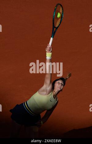 Mirra Andreeva sert contre Aryna Sabalenka lors du match de finale du quart de finale en simple féminin le jour 11 à Roland Garros le 5 juin 2024 à Paris. (Photo de QSP) Banque D'Images