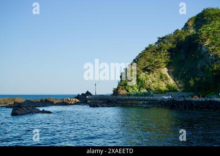 Ville de Gangneung, Corée du Sud - 18 mai 2024 : Heonhwa Road serpente le long de la côte de la mer de l'est près du port de Simgok, offrant une vue imprenable sur Craggy Banque D'Images
