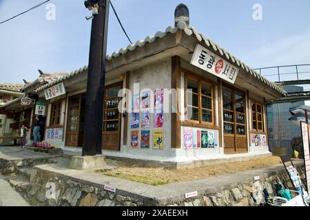 Ulsan, Corée du Sud - 17 mars 2024 : une librairie pittoresque d'un étage du milieu du 20ème siècle au village de la culture baleine de Jangsaengpo, ornée d'affiches Banque D'Images