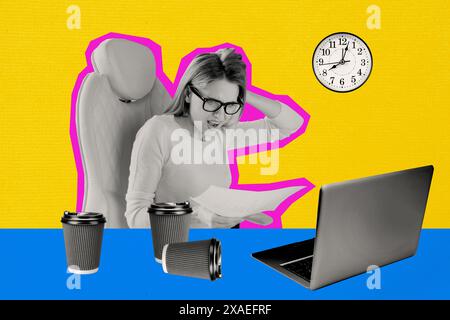 Croquis image composite photo collage confus jeune femme gestionnaire de bureau lieu de travail lire le document d'étude tasse à café horloge ordinateur portable date limite Banque D'Images