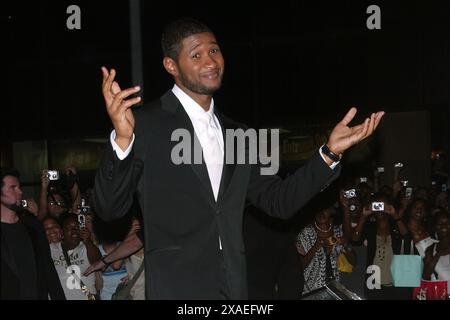 Usher Raymond quitte le théâtre après avoir fait ses débuts à Broadway au Chicago The musical à l'Ambassador Theatre, le 22 août 2006 à New York. Crédit : Joseph Marzullo/Media Punch Banque D'Images