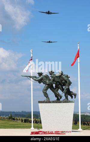 Douglas C47, connu sous le nom de Dakota dans la Royal Air Force et les services du Commonwealth, qui est devenu l'avion de transport le plus connu au monde et a été largement utilisé par les Alliés pendant la seconde Guerre mondiale, survolez l'événement commémoratif national britannique pour le 80e anniversaire du jour J, à Ver-sur-mer, en Normandie, en France. Date de la photo : jeudi 6 juin 2024. Banque D'Images