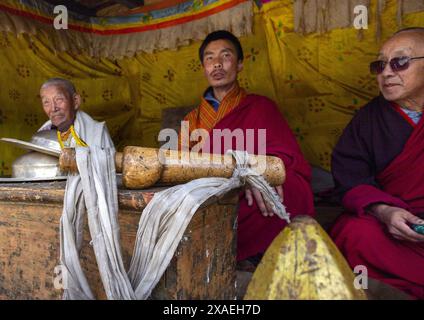 Moines avec phallus en bois à Ura Lhakhang pendant le festival, Bumthang, Ura, Bhoutan Banque D'Images