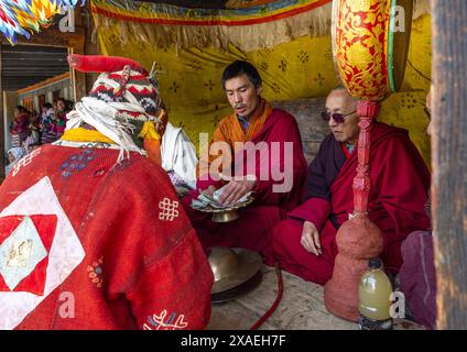 Des dirigeants bhoutanais reçoivent des dons en argent au festival Ura Yakchoe, Bumthang, Ura, Bhoutan Banque D'Images