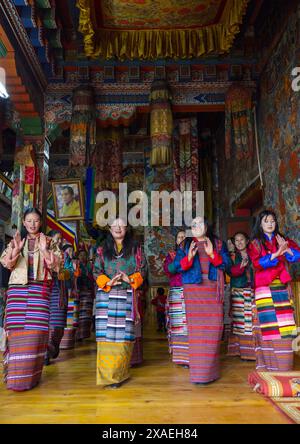 Femmes bhoutanaises dansant pendant Ura Yakchoe dans le temple, Bumthang, Ura, Bhoutan Banque D'Images