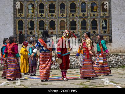 Femmes bhoutanaises dansant avec un astara pendant le festival Ura Yakchoe, Bumthang, Ura, Bhoutan Banque D'Images