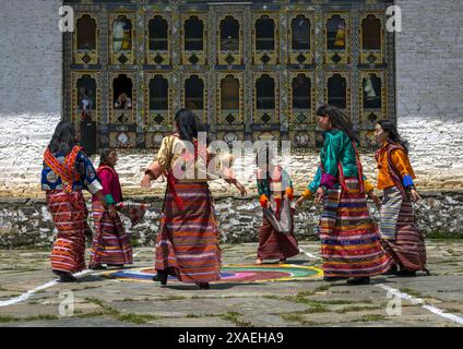 Des femmes bhoutanaises dansent pendant le festival Ura Yakchoe, Bumthang, Ura, Bhoutan Banque D'Images