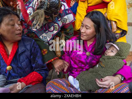 Astara avec une mère et son bébé au festival Ura Yakchoe, Bumthang, Ura, Bhoutan Banque D'Images