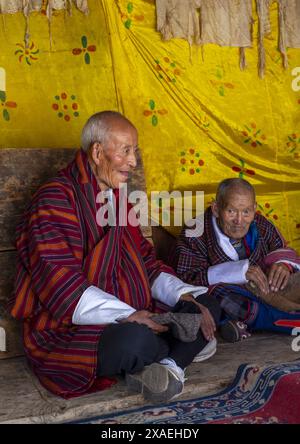 Dirigeants bhoutanais au festival Ura Yakchoe, Bumthang, Ura, Bhoutan Banque D'Images