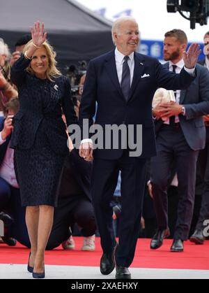 Le président AMÉRICAIN Joe Biden et la première dame Jill Biden assistent à la cérémonie internationale officielle marquant le 80e anniversaire du jour J, à Omaha Beach à Saint-Laurent-sur-mer, en Normandie, en France, rejoignant plus de 25 chefs d’État et vétérans du monde entier. Date de la photo : jeudi 6 juin 2024. Banque D'Images