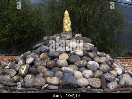 Stupa avec des pierres à Jamphel Lhakhang, Chhoekhor Gewog, Bumthang, Bhoutan Banque D'Images