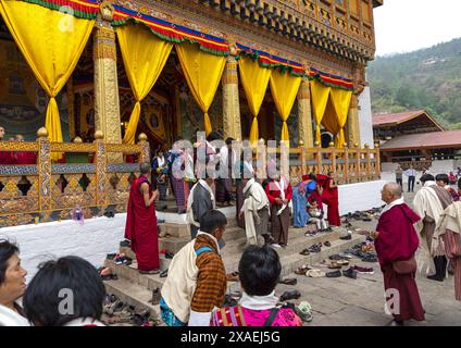 Moines et pèlerins bhoutanais à Punakha dzong, Punakha dzongkhag, Punakha, Bhoutan Banque D'Images