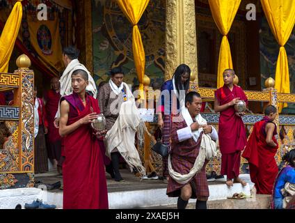 Moines et pèlerins bhoutanais à Punakha dzong, Punakha dzongkhag, Punakha, Bhoutan Banque D'Images